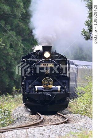 磐越西線 山都駅を目指し S字カーブを爆走する SLばんえつ物語号 磐越西線 山都駅を目指し S字カーブを爆走する SLばんえつ物語号 139029429