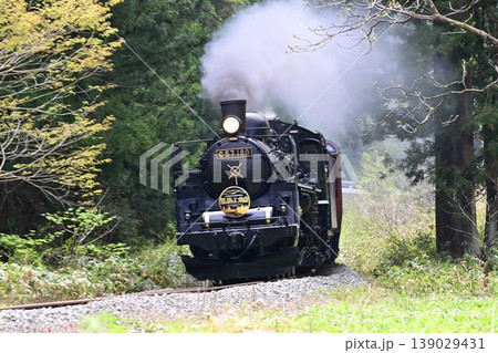 磐越西線 山都駅を目指し S字カーブを爆走する SLばんえつ物語号 磐越西線 山都駅を目指し S字カーブを爆走する SLばんえつ物語号 139029431