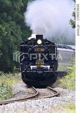磐越西線 山都駅を目指し S字カーブを爆走する SLばんえつ物語号 磐越西線 山都駅を目指し S字カーブを爆走する SLばんえつ物語号 139029688
