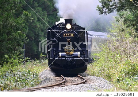 磐越西線 山都駅を目指し S字カーブを爆走する SLばんえつ物語号 磐越西線 山都駅を目指し S字カーブを爆走する SLばんえつ物語号 139029691