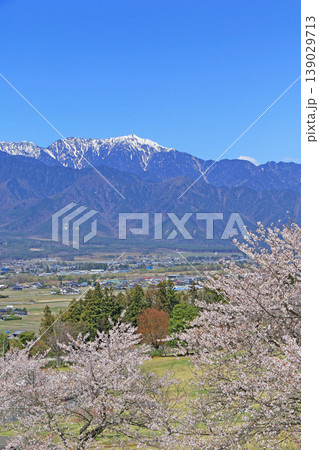 春の安曇野と北アルプス 139029713