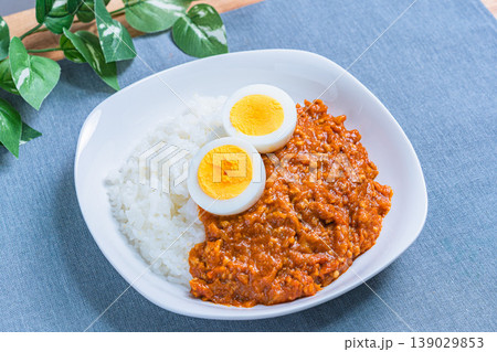 キーマカレー ゆで卵のせのひき肉カレーライス キーマカレー ゆで卵のせのひき肉カレーライス 139029853