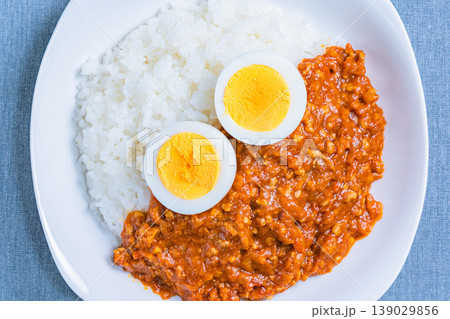 キーマカレー ゆで卵のせのひき肉カレーライス キーマカレー ゆで卵のせのひき肉カレーライス 139029856