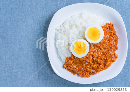 キーマカレー ゆで卵のせのひき肉カレーライス 139029858