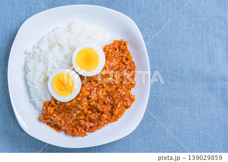 キーマカレー ゆで卵のせのひき肉カレーライス キーマカレー ゆで卵のせのひき肉カレーライス 139029859