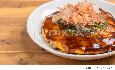 お好み焼き 鰹節とソースのかかった関西風お好み焼き 139029957
