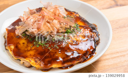 お好み焼き 鰹節とソースのかかった関西風お好み焼き 139029958