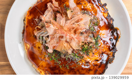お好み焼き 鰹節とソースのかかった関西風お好み焼き お好み焼き 鰹節とソースのかかった関西風お好み焼き 139029959