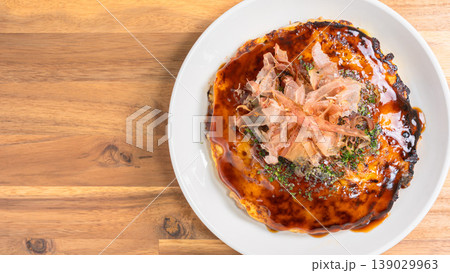 お好み焼き 鰹節とソースのかかった関西風お好み焼き 139029963