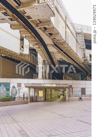 【千葉県千葉市】センシティの広場上空を通る千葉都市モノレール｜千葉都市モノレール千葉駅と周辺の風景 139029973