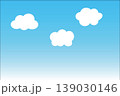 青い空に浮かぶふわふわの白い雲 139030146
