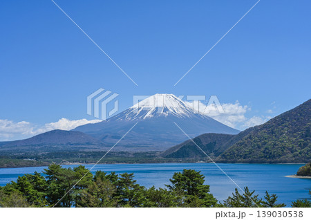 山梨県本栖湖と富士山 山梨県本栖湖と富士山 139030538
