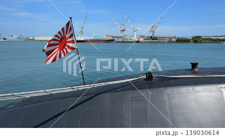 海上自衛隊おやしお型潜水艦艦尾の旭日旗 139030614
