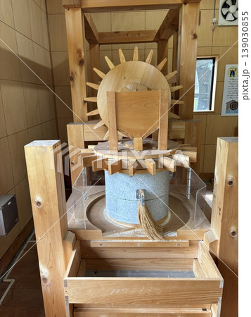 水車で粉ひき 139030855