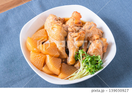 手羽元と大根の煮物 和食の家庭料理 鶏肉の煮込み 手羽元と大根の煮物 和食の家庭料理 鶏肉の煮込み 139030927