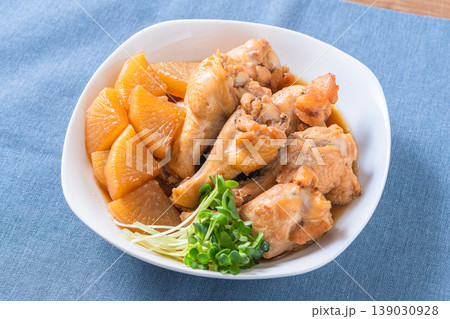手羽元と大根の煮物 和食の家庭料理 鶏肉の煮込み 手羽元と大根の煮物 和食の家庭料理 鶏肉の煮込み 139030928