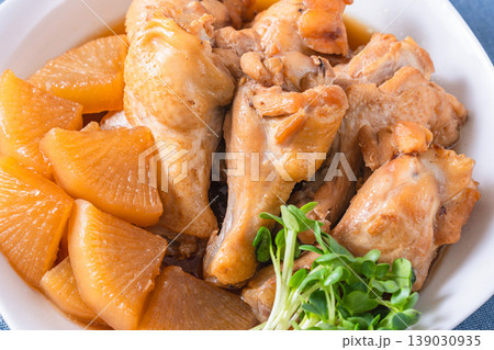 手羽元と大根の煮物 和食の家庭料理 鶏肉の煮込み 手羽元と大根の煮物 和食の家庭料理 鶏肉の煮込み 139030935