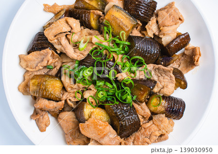 豚こま肉と茄子のスタミナ炒め にんにく風味のガッツリおかず 豚こま肉と茄子のスタミナ炒め にんにく風味のガッツリおかず 139030950