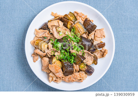 豚こま肉と茄子のスタミナ炒め にんにく風味のガッツリおかず 豚こま肉と茄子のスタミナ炒め にんにく風味のガッツリおかず 139030959