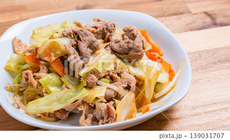 肉野菜炒め 豚肉とキャベツのシンプルな炒め料理 139031707