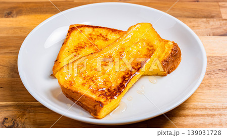 はちみつがけフレンチトーストのクローズアップ 白い皿に盛り付けた朝食イメージ はちみつがけフレンチトーストのクローズアップ 白い皿に盛り付けた朝食イメージ 139031728