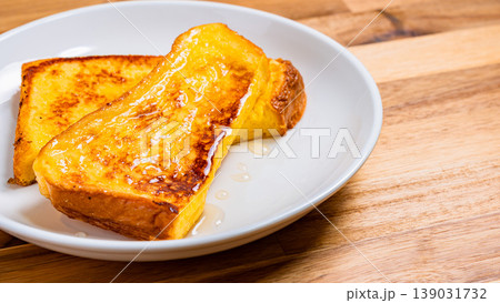はちみつがけフレンチトーストのクローズアップ 白い皿に盛り付けた朝食イメージ はちみつがけフレンチトーストのクローズアップ 白い皿に盛り付けた朝食イメージ 139031732