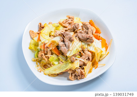 肉野菜炒め 豚肉とキャベツのシンプルな炒め料理 139031749