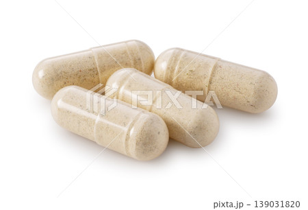 白背景に置かれた4つのハーブサプリメントのカプセル、健康・医療・漢方のイメージ 139031820