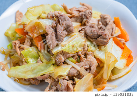 肉野菜炒め 豚肉とキャベツのシンプルな炒め料理 肉野菜炒め 豚肉とキャベツのシンプルな炒め料理 139031835