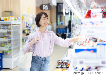 スーパーマーケットで買い物をしている女性 スーパーマーケットで買い物をしている女性 139032053