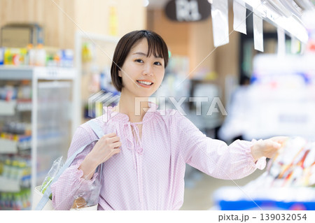 スーパーマーケットで買い物をしている女性 139032054