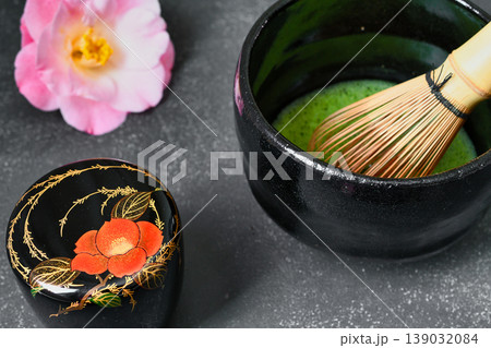日本の茶道 茶筅と棗と椿をそえて (和風イメージ) 日本の茶道 茶筅と棗と椿をそえて (和風イメージ) 139032084
