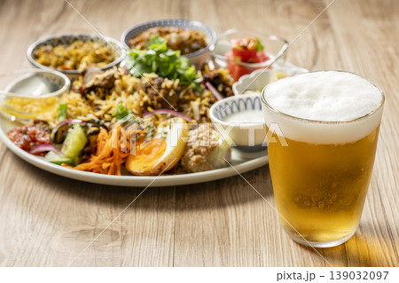 ビールと美味しそうなビリヤニ ビールと美味しそうなビリヤニ 139032097