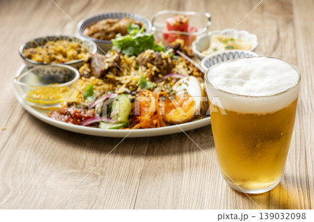 ビールと美味しそうなビリヤニ 139032098
