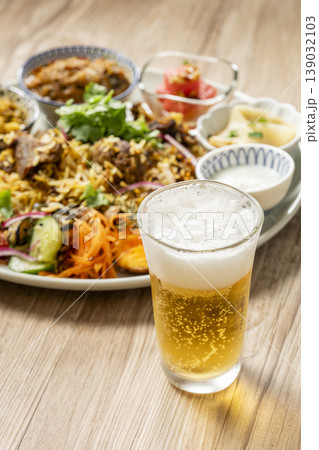 ビールと美味しそうなビリヤニ ビールと美味しそうなビリヤニ 139032103