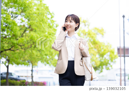 ビジネス　屋外を歩く女性のポートレート 139032105