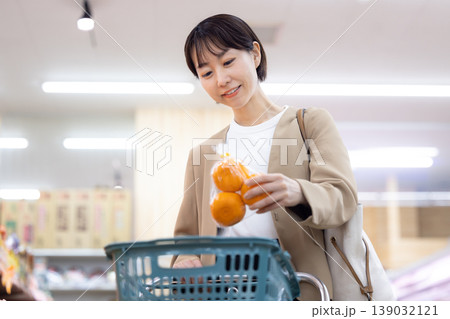 スーパーマーケットで買い物をする女性 139032121