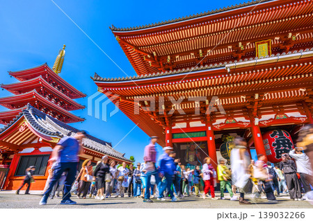 日本の東京都市景観異国のよう…脅威のインバウンドは続く…団体の外国人観光客らで賑わう浅草寺…=4月 日本の東京都市景観異国のよう…脅威のインバウンドは続く…団体の外国人観光客らで賑わう浅草寺…=4月 139032266
