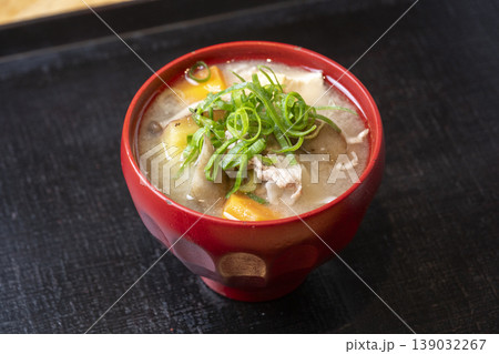 具沢山の美味しそうな豚汁 具沢山の美味しそうな豚汁 139032267