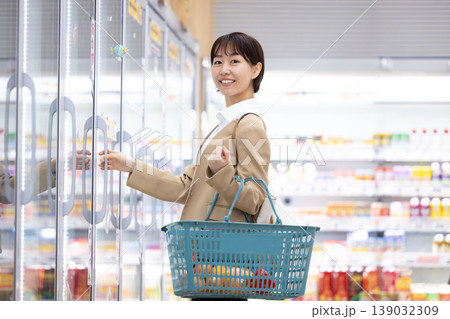 スーパーマーケットで買い物をする女性 スーパーマーケットで買い物をする女性 139032309