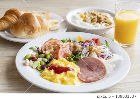 美味しそうなモーニングプレート 139032337