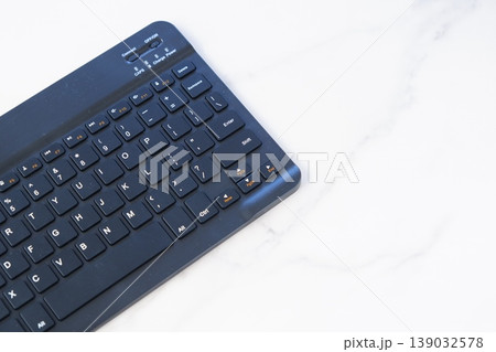 外付け用のキーボード - 外付け用のキーボードでデスクワークをしているイメージ 139032578