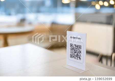 テーブル上のQRコード注文サイン 139032699