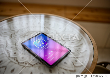 ガラス天板のテーブル上の音楽アプリ 139032700