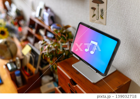 タブレットで音楽を再生する様子 139032718