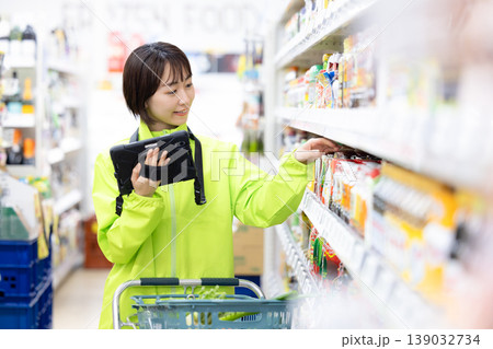オンラインネットスーパー　商品をピックアップする女性スタッフ 139032734