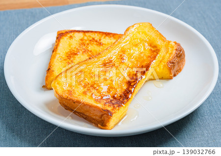 はちみつがけフレンチトーストのクローズアップ 白い皿に盛り付けた朝食イメージ 139032766