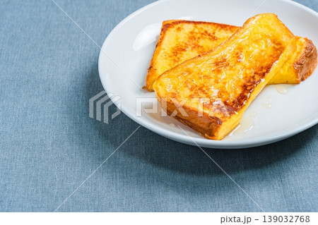 はちみつがけフレンチトーストのクローズアップ 白い皿に盛り付けた朝食イメージ はちみつがけフレンチトーストのクローズアップ 白い皿に盛り付けた朝食イメージ 139032768