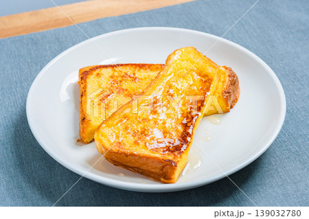 はちみつがけフレンチトーストのクローズアップ 白い皿に盛り付けた朝食イメージ 139032780
