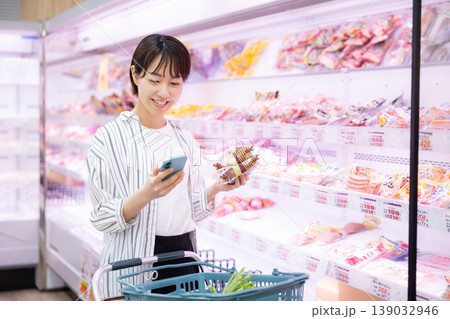 スーパーマーケットで買い物をする女性 スーパーマーケットで買い物をする女性 139032946